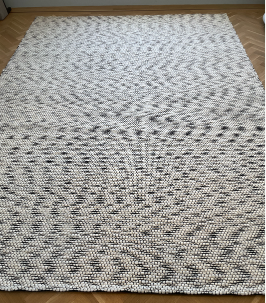 7'9"x10'6" black and white rug