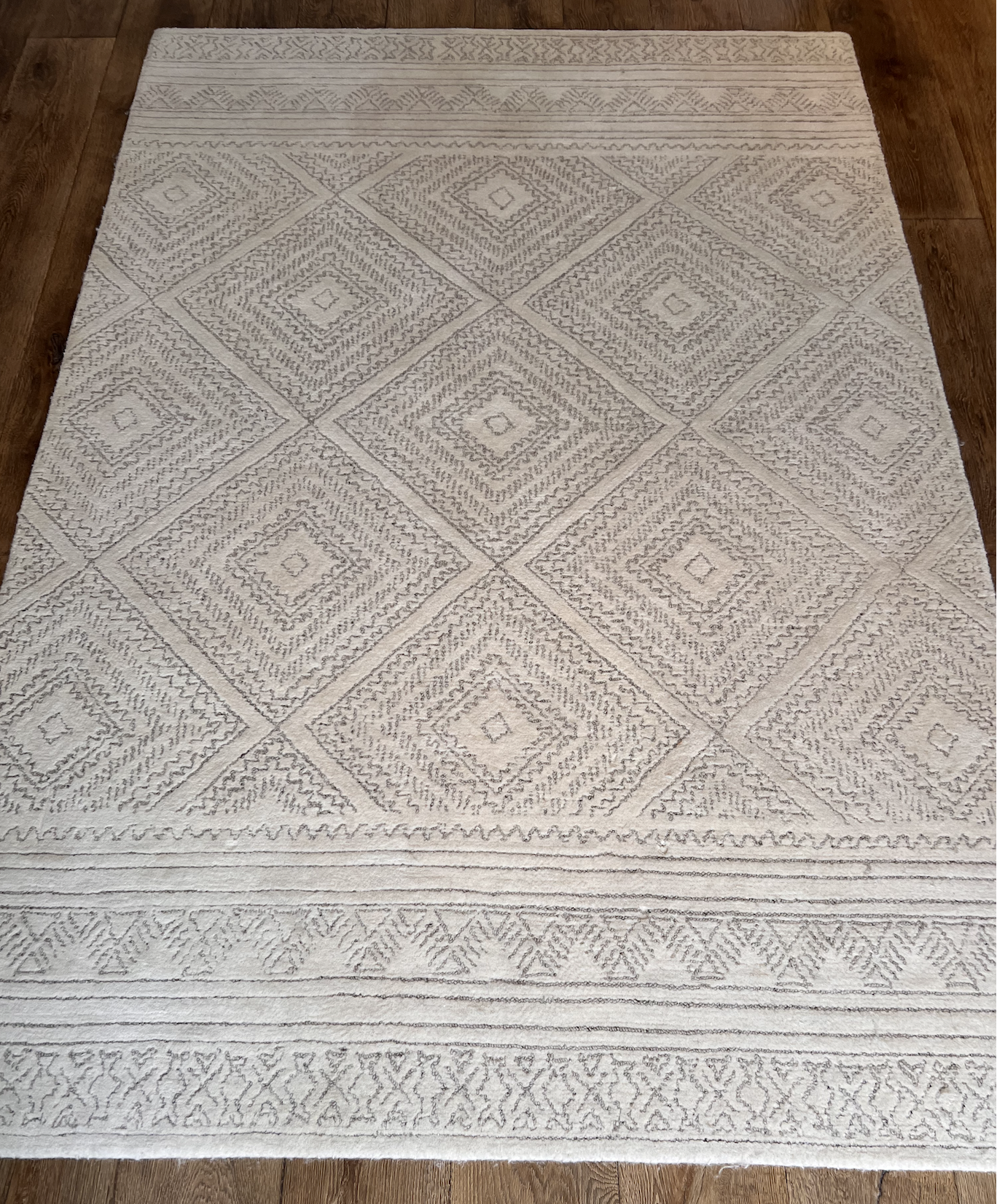 6x9 Cream patterned wool rug