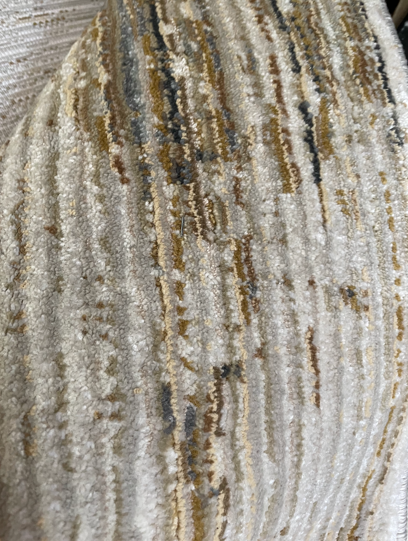 7'10" x 10'3" Ivory, taupe, gold