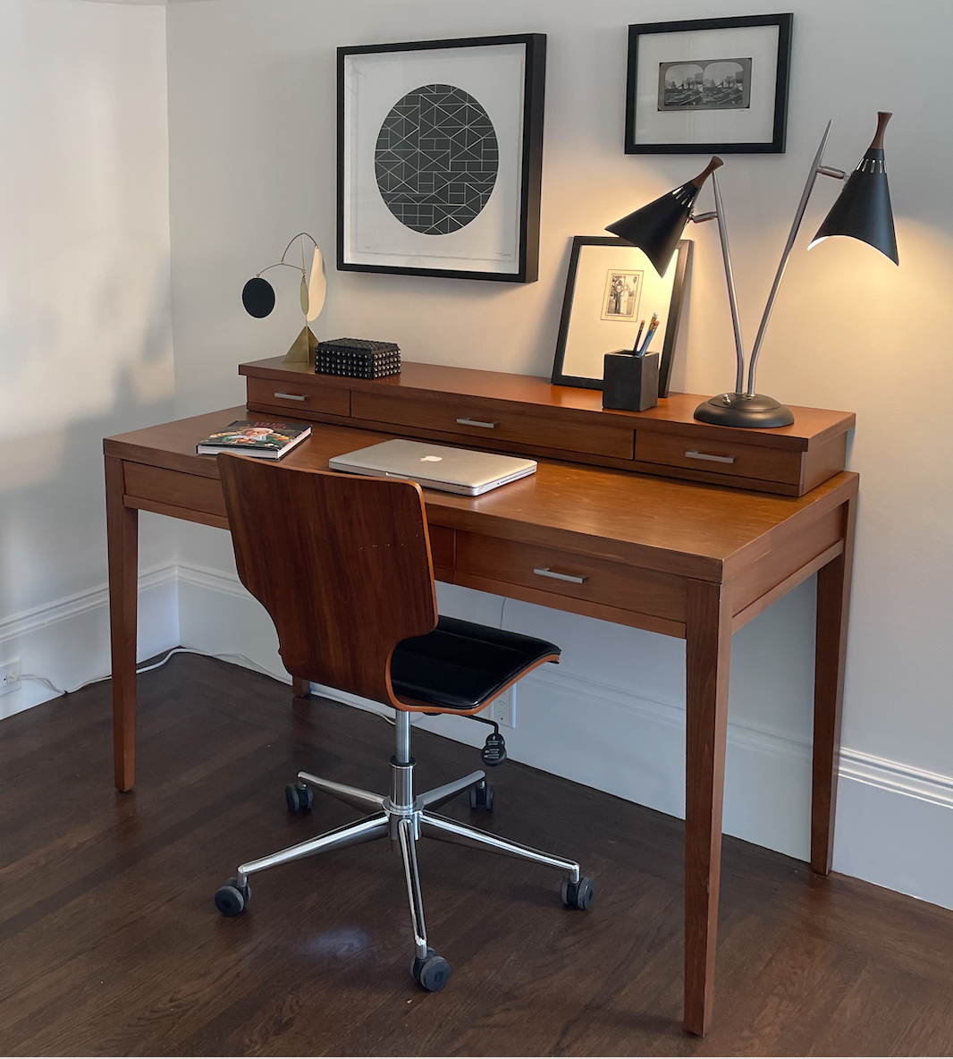 Warm wood desk with 2 drawers, removable hutch