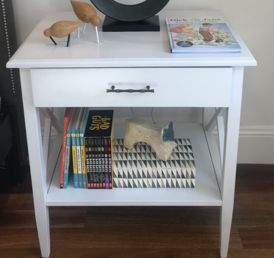 White night stand with one drawer