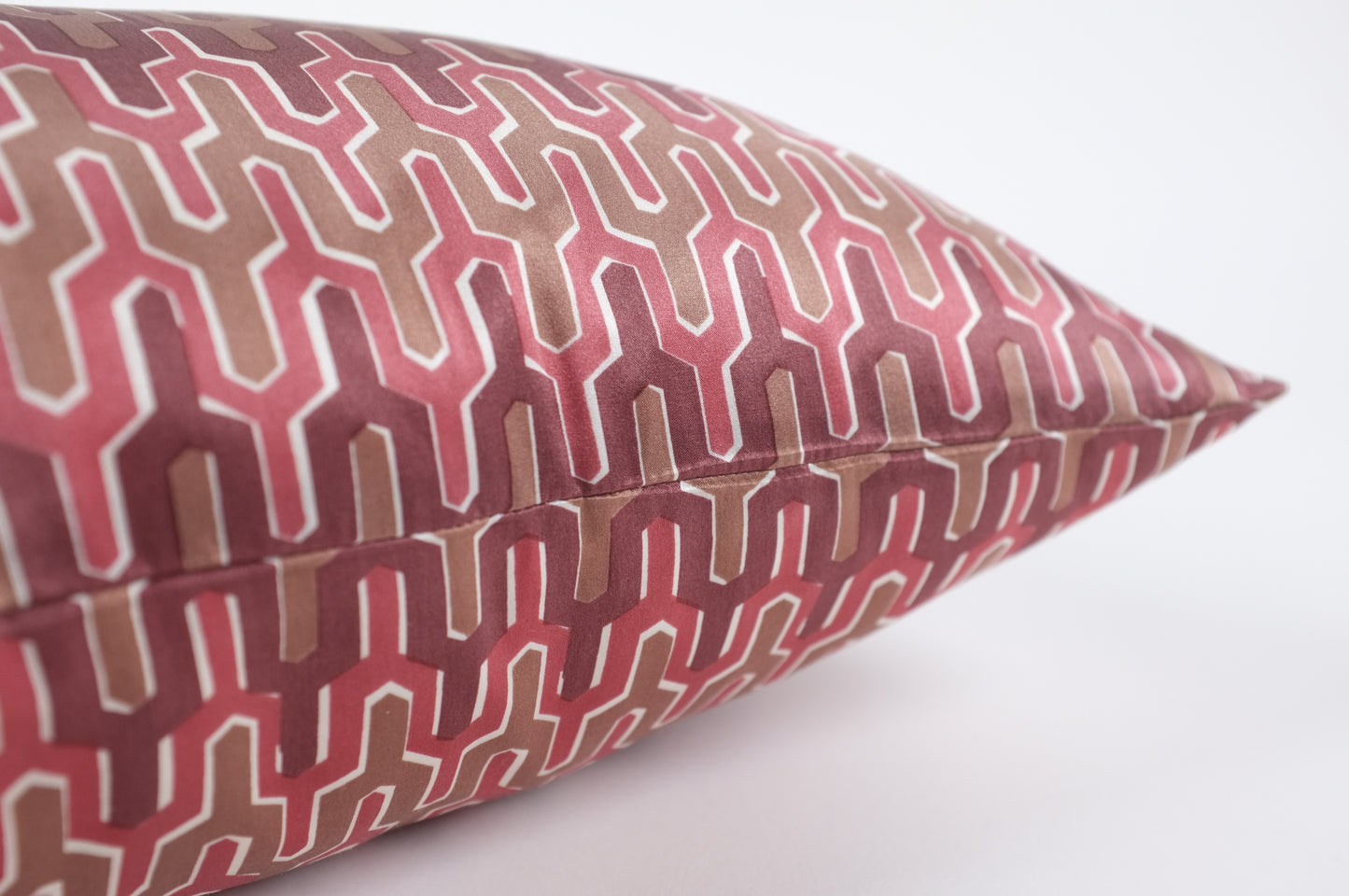 Silky lumbar in rose, burgundy and white pattern