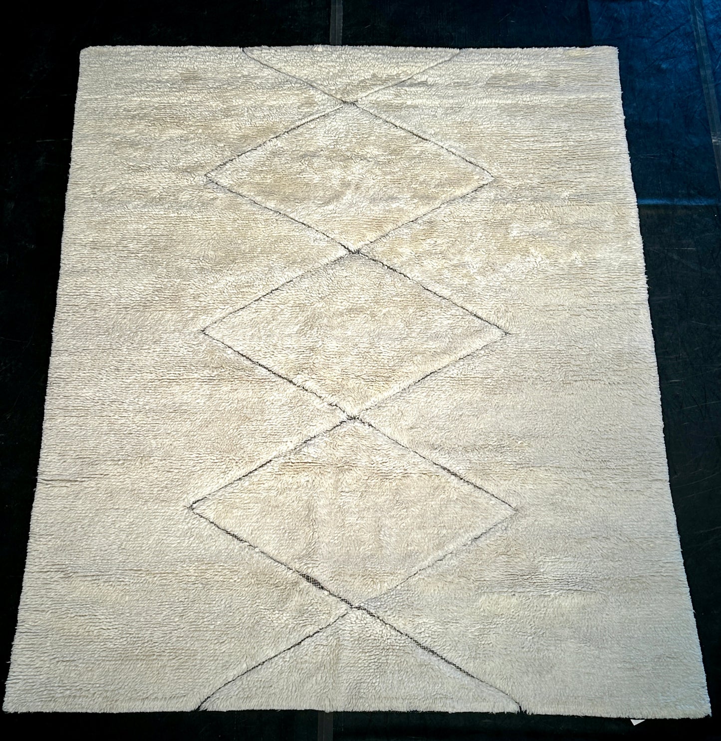 8x10 cream rug w/ charcoal pattern