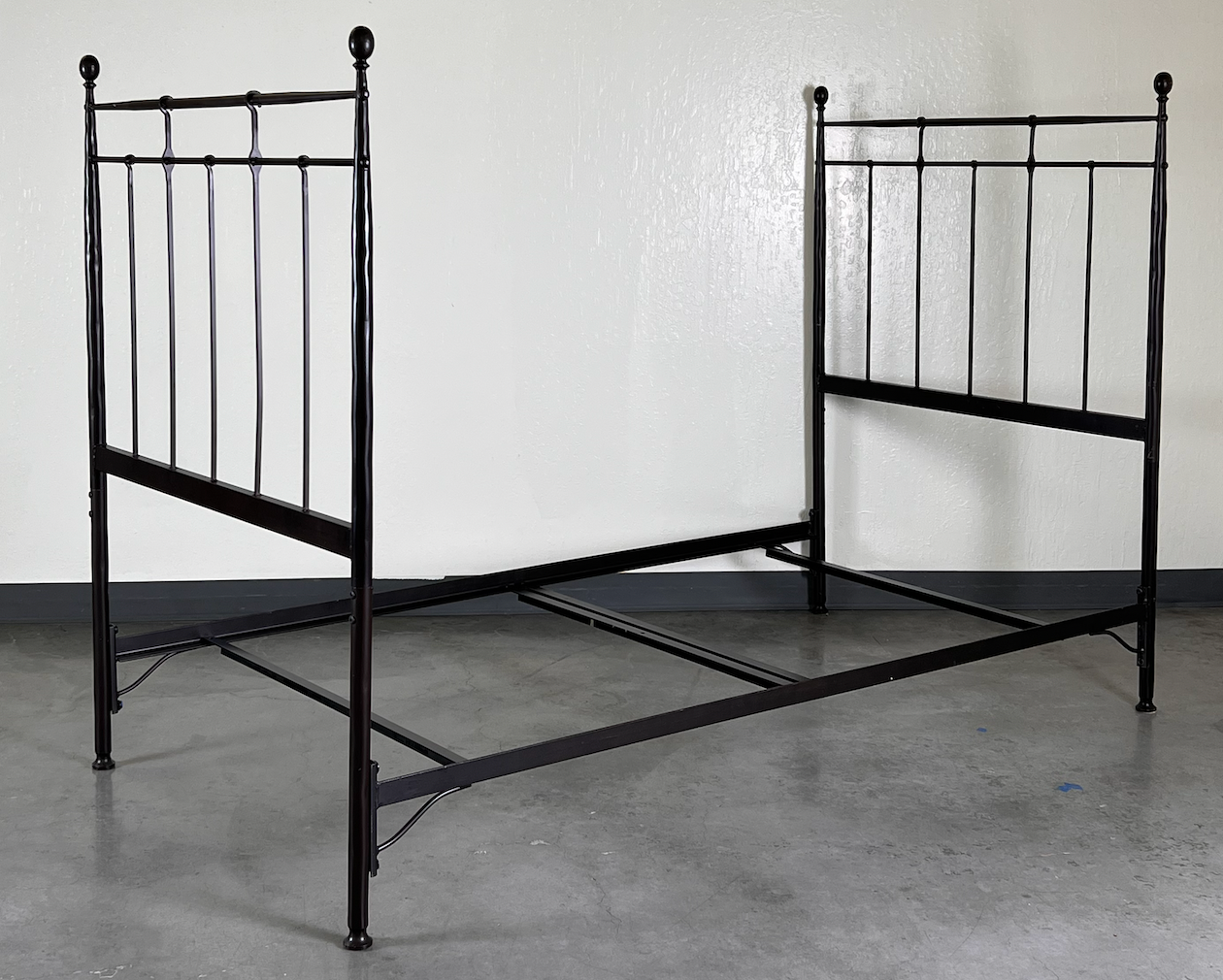 Iron day bed, high sides