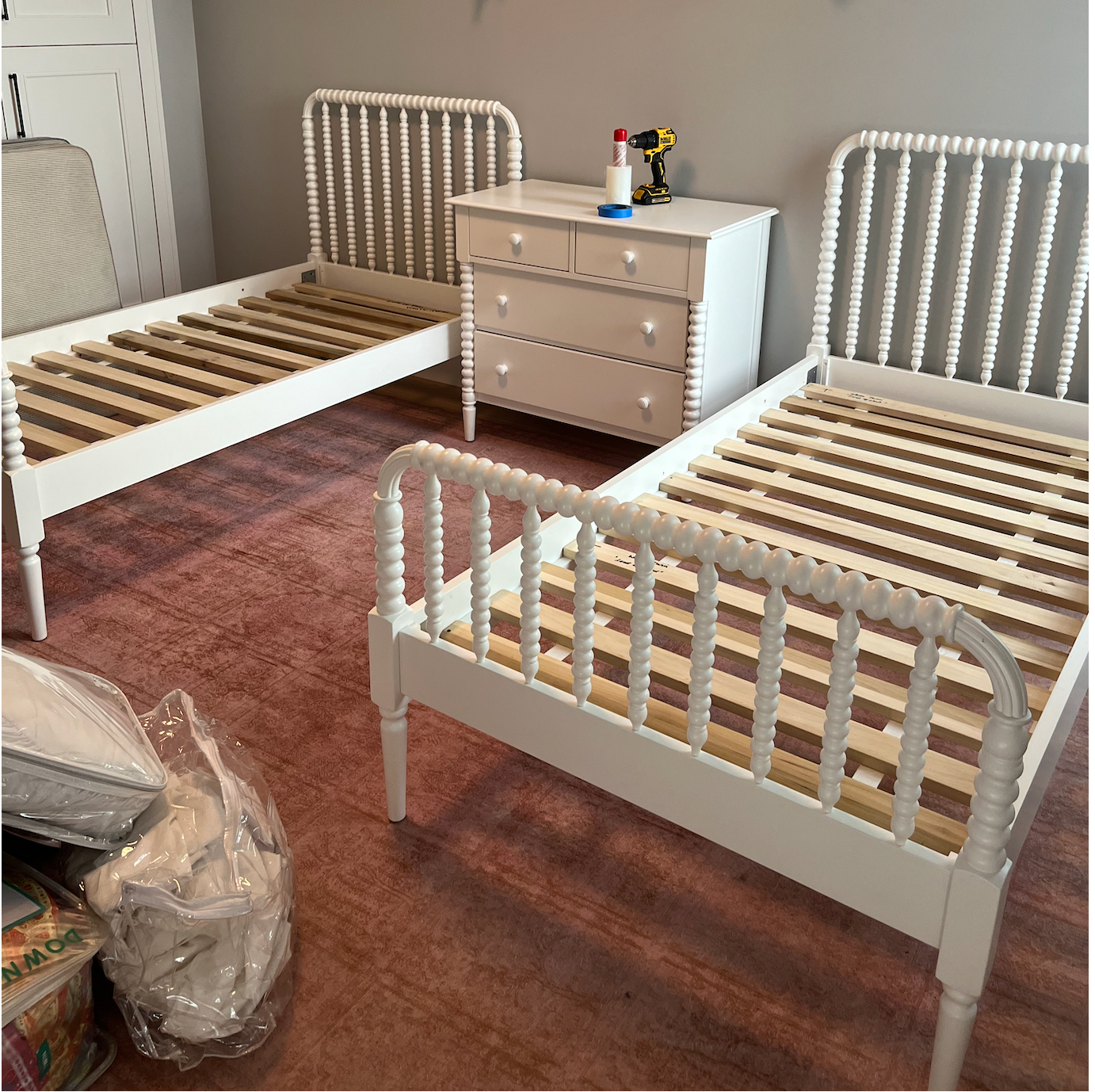 White wood spindle twin bed