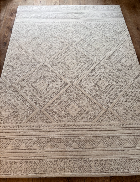 6x9 Cream patterned wool rug