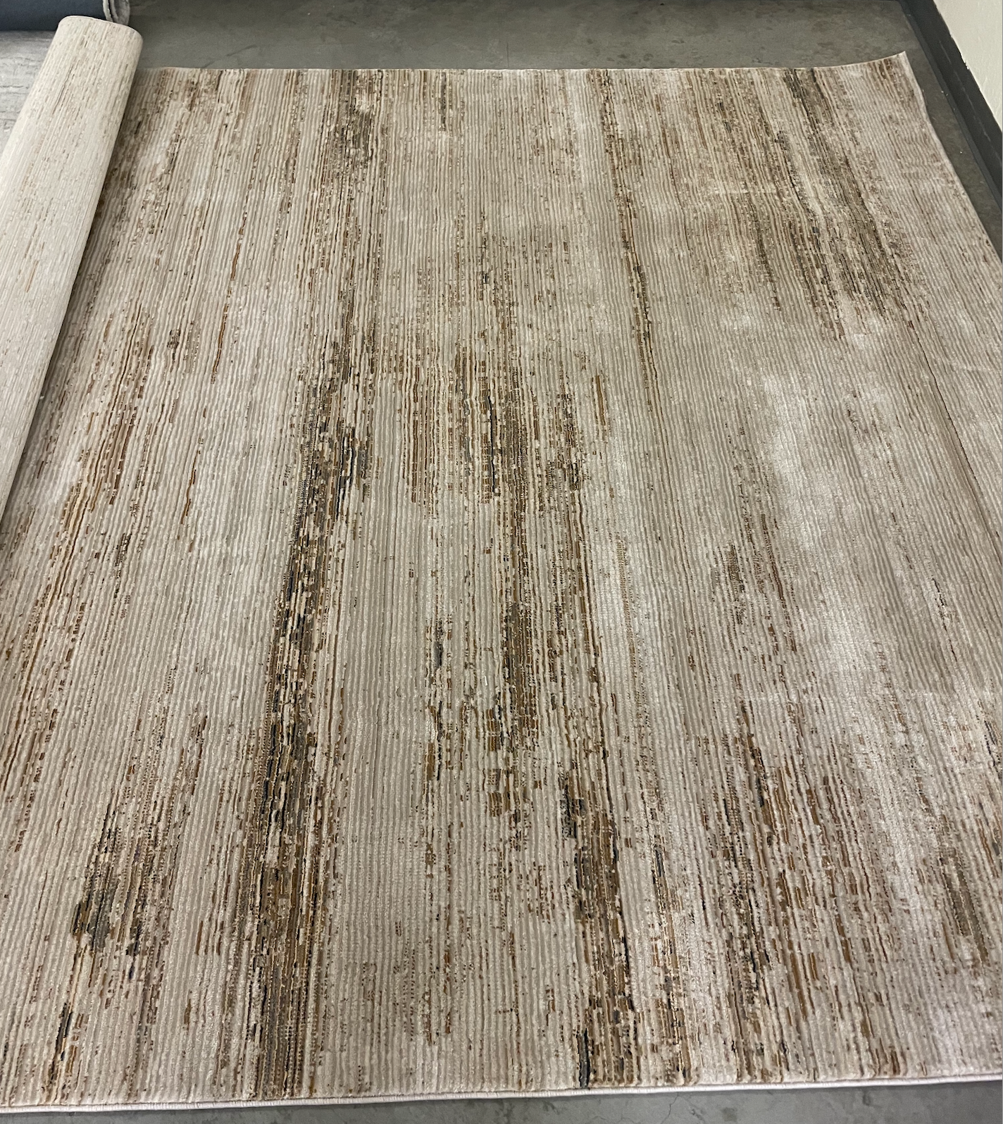 7'10" x 10'3" Ivory, taupe, gold