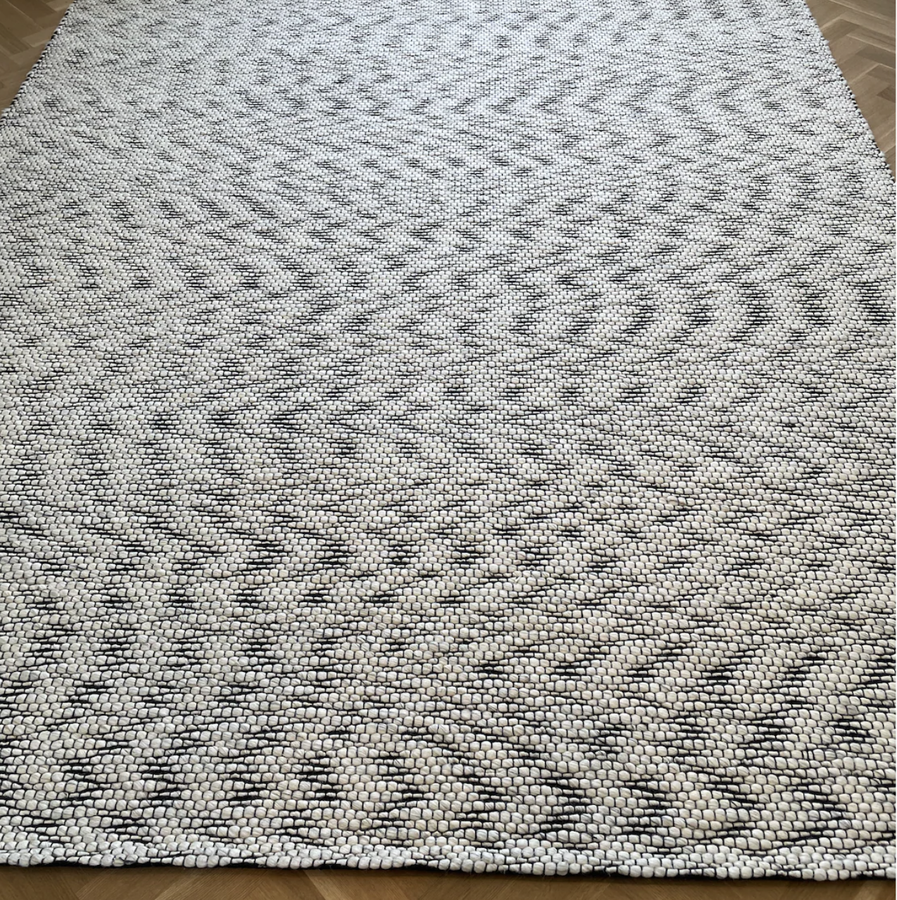 5x7'6" black & white rug