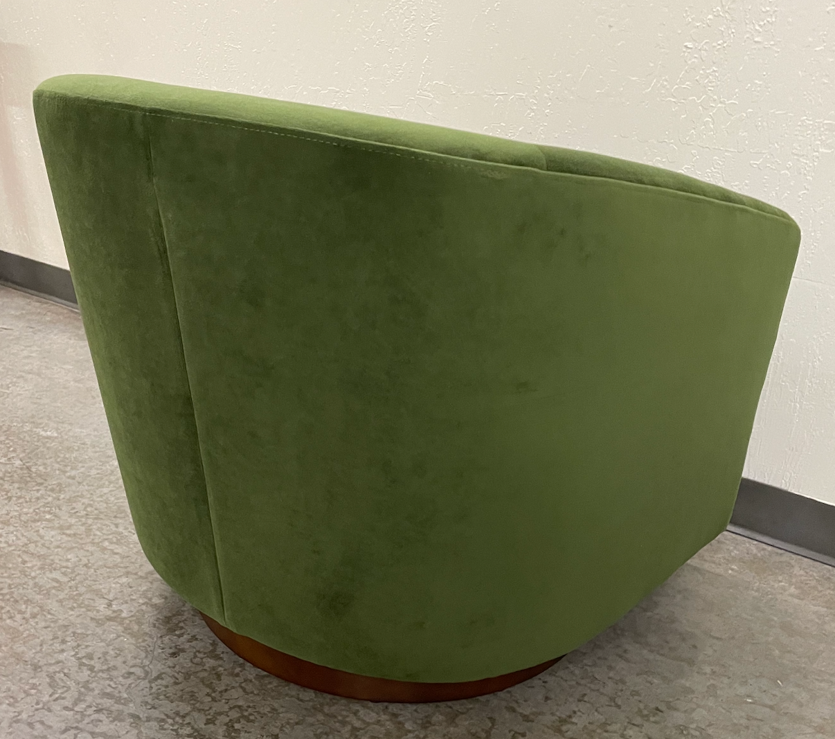 Green velvet swivel chair w/ sloped base
