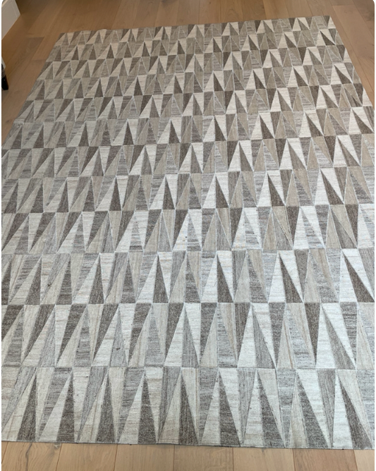 7'9" x 10'6" ivory, tan, brown