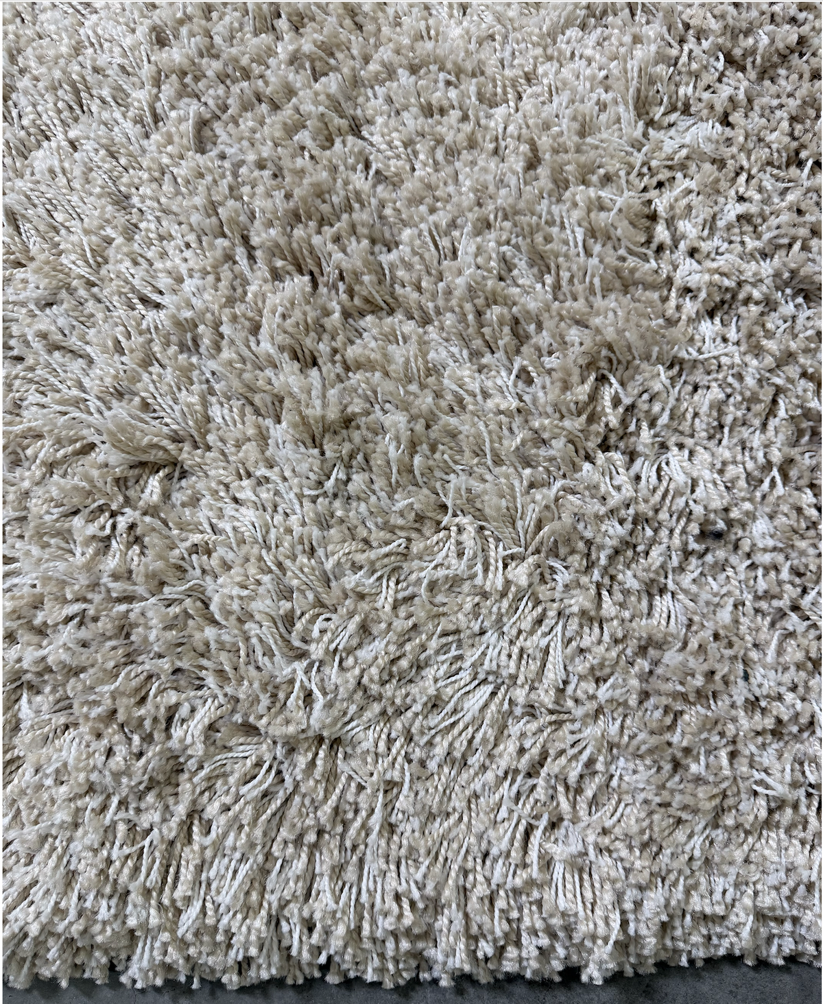 5'7" x 7'10"n off white shag rugs
