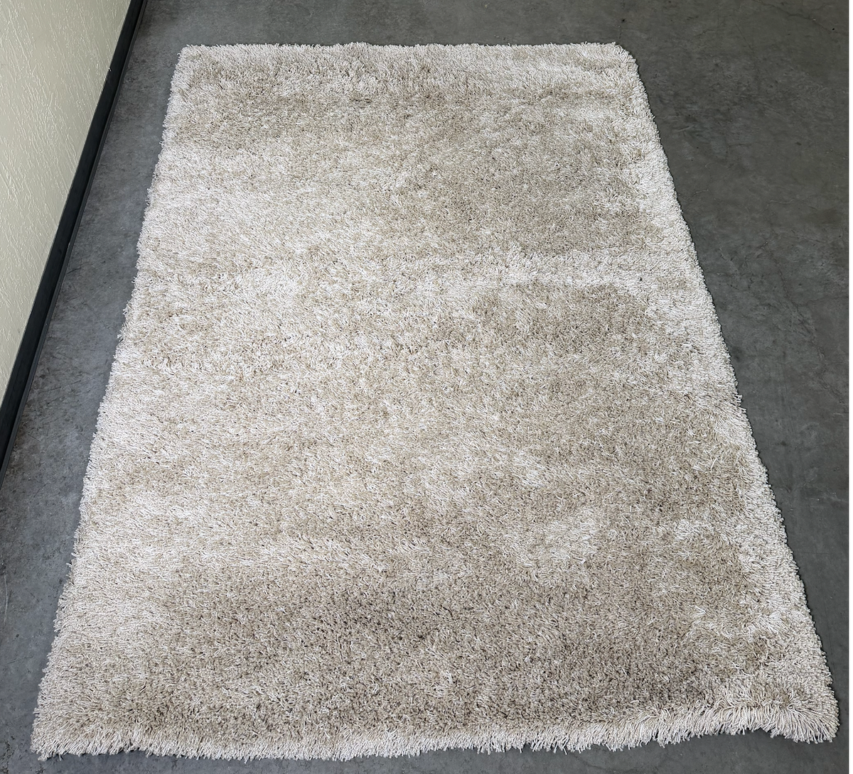 5'7" x 7'10"n off white shag rugs