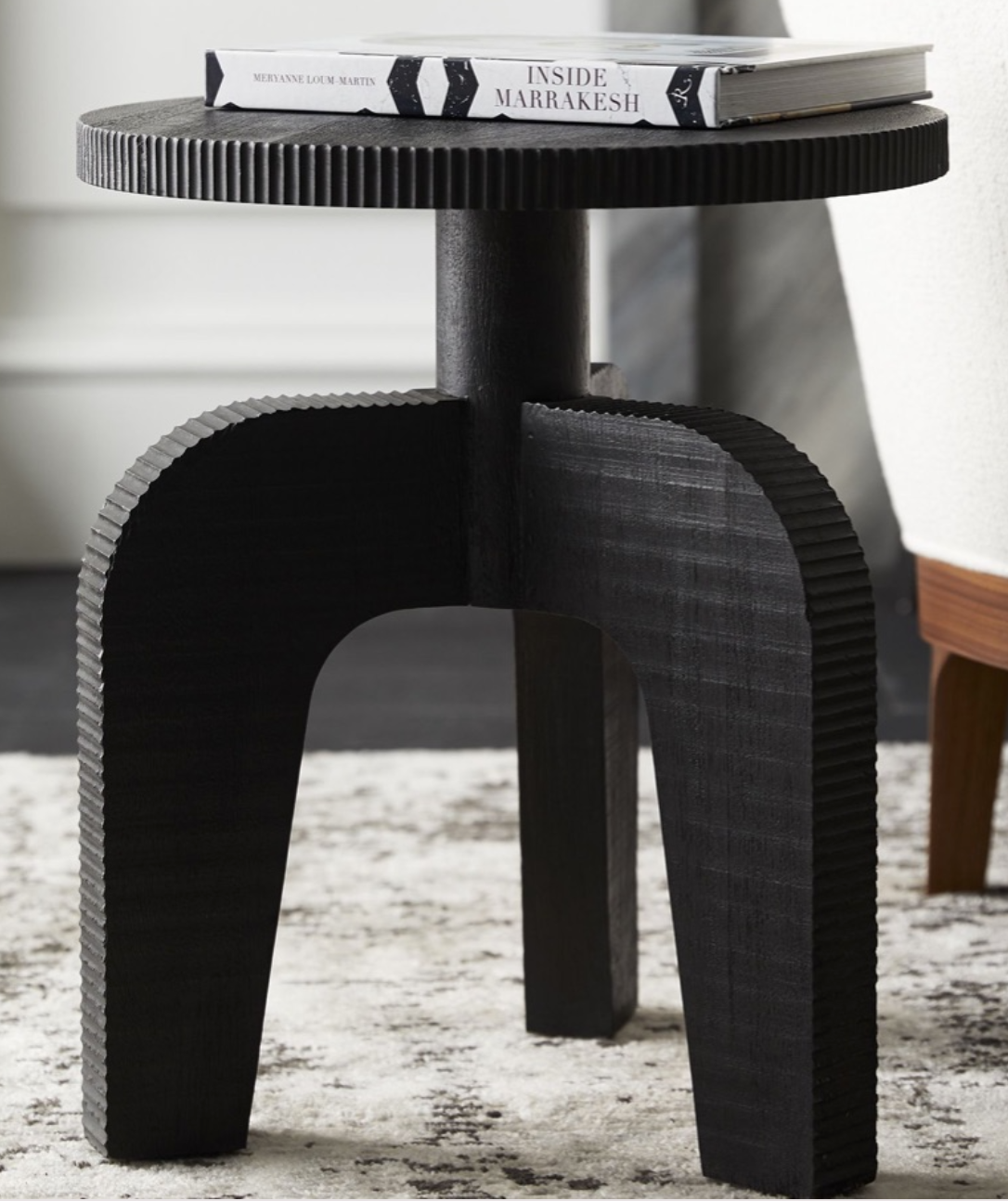 Black wood side table, 3 legs, round fluted top