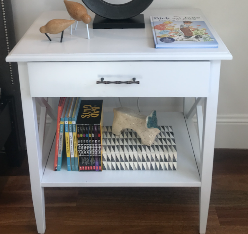 White night stand with one drawer